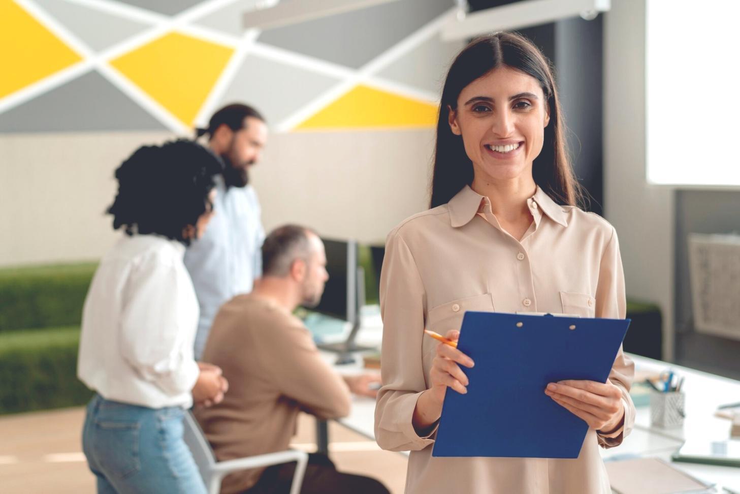 Person entspannt bei der Finanzplanung